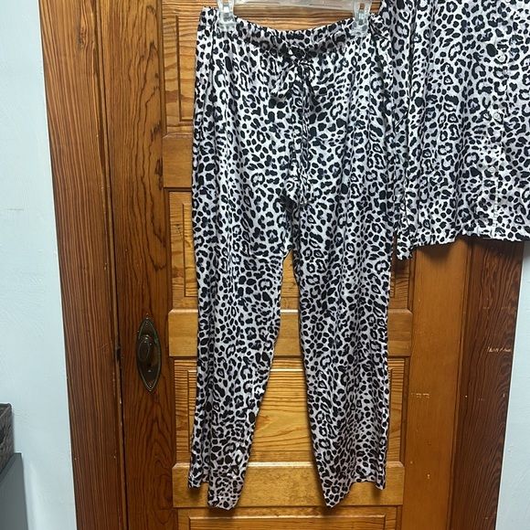Victoria Secret Large 2 piece pajamas Leopard print size large - Picture 9 of 9